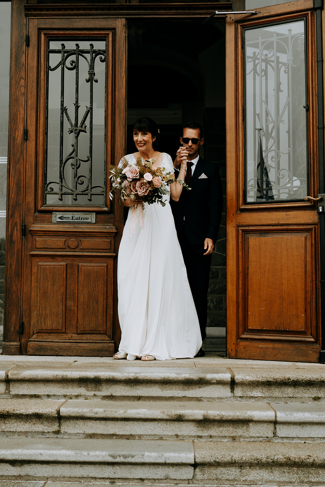 Couple de mariés en sortie de mairie Pays de la Loire