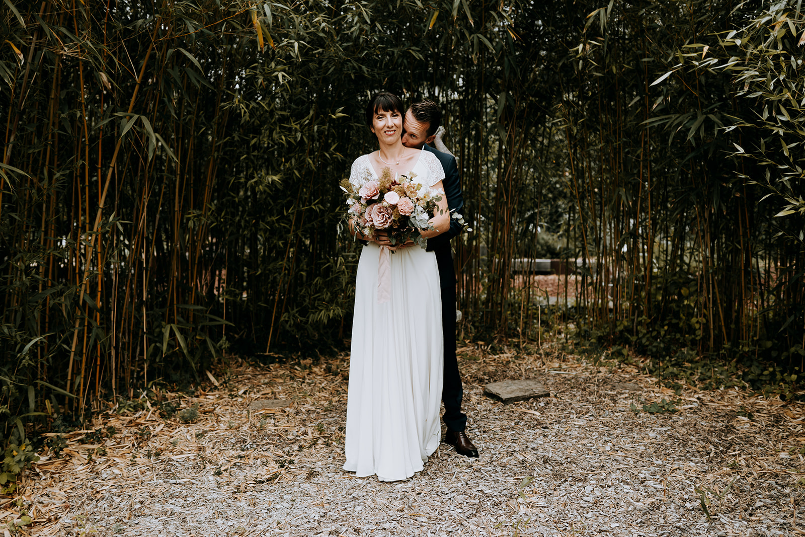 Photographie de mariés romantique Pays de la Loire bouquet de mariée fleuriste nantes