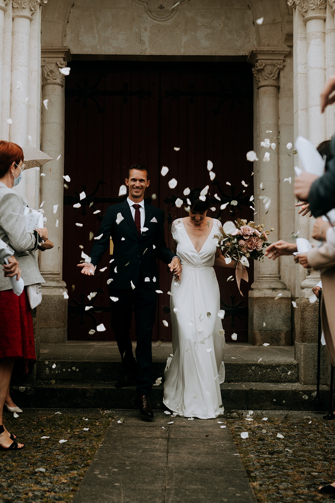 Sortie d'église cérémonie religieuse mariage catholique couple de mariés