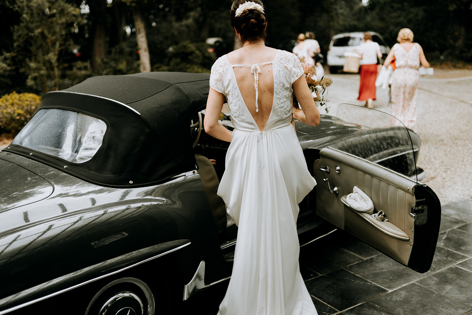 Robe de mariée longue et dos nu voiture de mariée Pays de la Loire