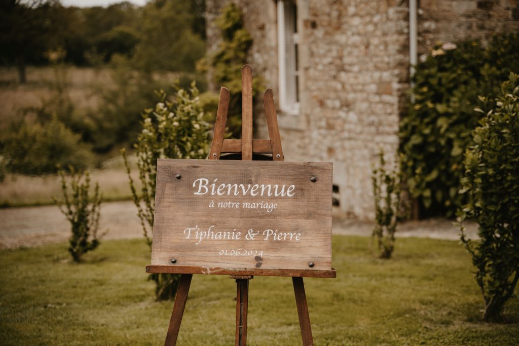 Location et conception panneau bienvenue. Décoration mariage Nantes Rosa event design
